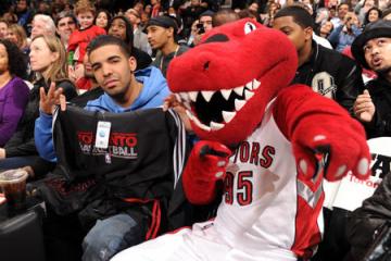 IM体育在线注册-雄鹿队主场不敌猛龙，连续争议判罚引争议的简单介绍