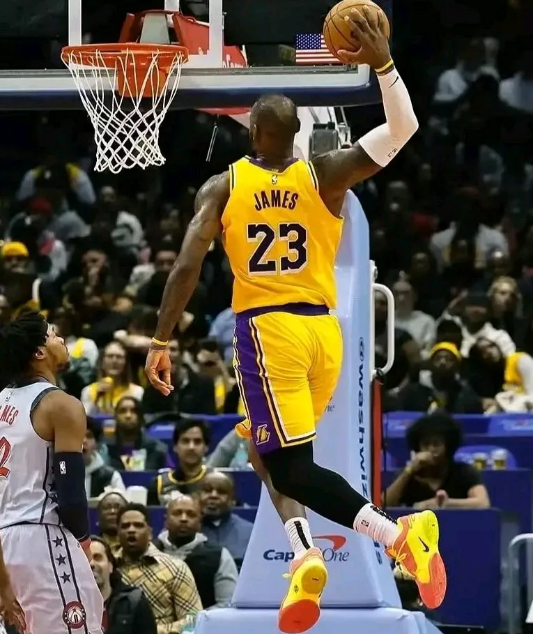 IM体育下载-掘金鏖战鹈鹕，詹姆斯爆发神勇