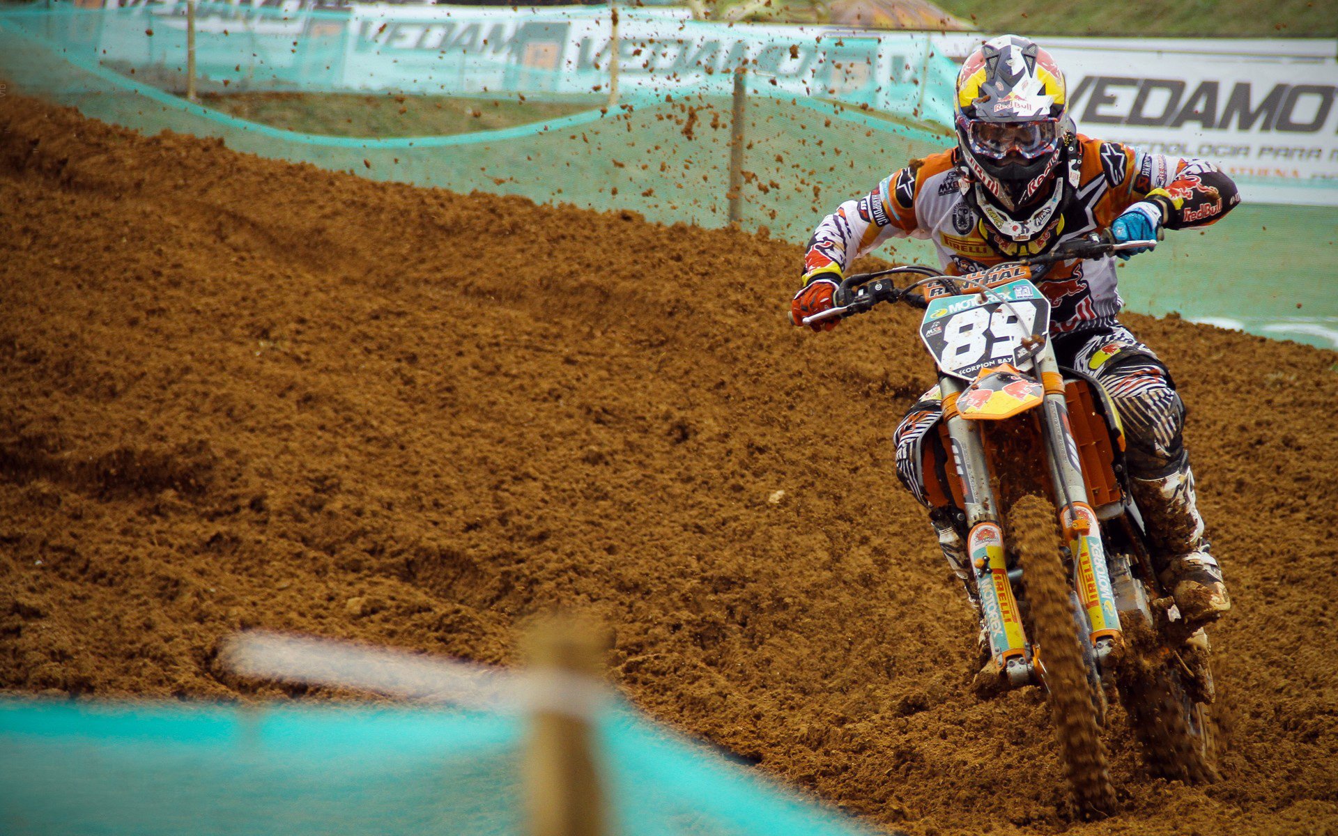 IM体育官方网站-莱万帽子戏法闪耀全场，巴萨5-0横扫贝蒂斯登顶西甲