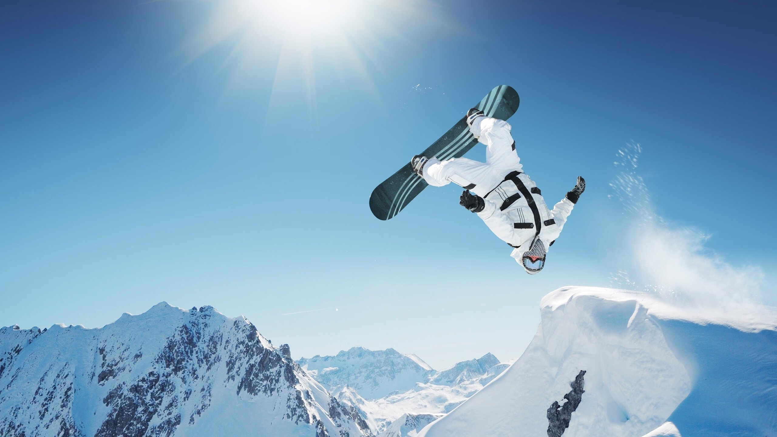 IM体育官方网-佩雷兹绝杀点燃赛场，法拉利险胜威廉姆斯背后的战术博弈