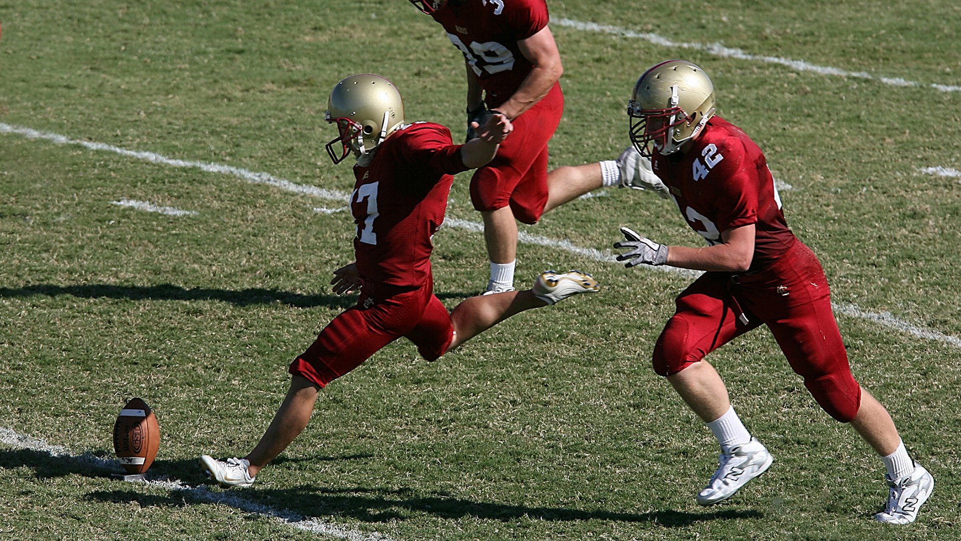 IM体育-赛道上的冰与火，雷诺碾压哈斯，周冠宇状态火热点燃赛场